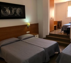 Четырёхместный номер Standard в Hostal Drassanes