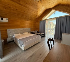 Двухместный номер Superior с балконом и с красивым видом из окна двуспальная кровать в Golden House Hotel