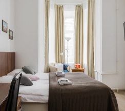 Двухместный номер с эркером и общей ванной комнатой (дабл или твин) в Алиса