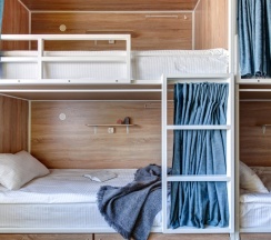 Кровать в 8-ми местном женском номере в Roomy Hostel