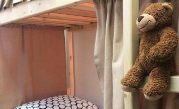 Кровать в 8-местном общем мужском номере в Плюшевый Мишка