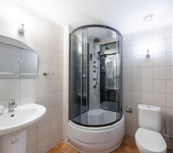 Трёхместный полулюкс в AuRoom