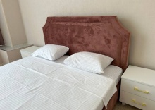 делюкс плюс двуспальная кровать и диван в Эмир