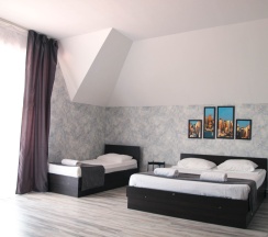 Трехместный номер с двуспальной и односпальной кроватью в Новый город