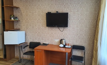 Номер 4. Первая категория (стандарт). Однокомнатный номер с большой двухспальной кроватью. в Орион