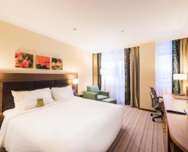 Номер с кроватью King size в Hilton Garden Inn