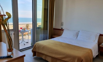 Двухместный номер Standard с видом на море двуспальная кровать в Hotel Tilmar