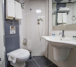 Двухместный номер Standard с балконом и с видом на море двуспальная кровать в Point Beach Hotel