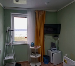 Номер с видом на озеро с двуспальной кроватью,душ и туалет на два номера. в Аршан