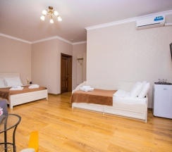 Стандарт 5-местный с двуспальной и односпальной кроватями и балконом в Джульетта