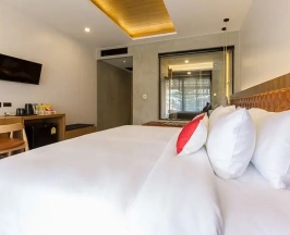 Двухместный Aurico Superior Over the Pool с балконом двуспальная кровать в Aurico Kata Resort & Spa