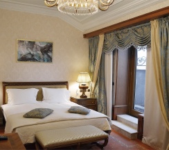 Улучшенный номер с видом на город в Taleon Imperial Hotel