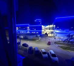 Пятиместные апартаменты с 2 комнатами с балконом и с красивым видом из окна в Квартира Стильная в центре Калуги