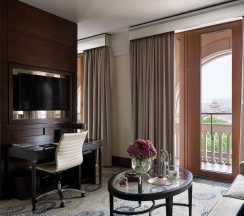 Номер Гранд Премьер с видом на Кремль в Four Seasons Hotel Moscow
