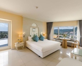 Четырёхместный люкс Embrace с 2 комнатами в Andaman Embrace Patong