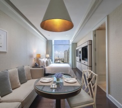 Двухместный полулюкс двуспальная кровать в Oriental Residence Bangkok