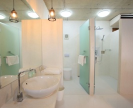 Двухместный люкс Grand Deluxe с видом на море двуспальная кровать в Wabi Sabi Boutique Hotel