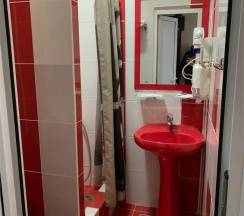 Комфорт с панорамным окном,кроватью и диваном в Респект