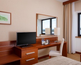 Номер стандарт с 1 двуспальной кроватью queen-size и видом на Волгу в HolidayHall