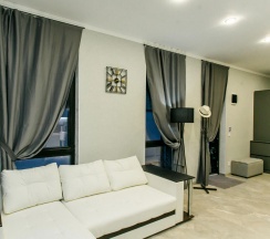 Четырёхместные апартаменты Premium с 3 комнатами с балконом и с видом на горы в Валентина