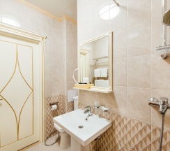 Трёхместный номер Стандарт с балконом в Dvin