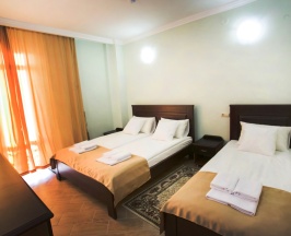 Трёхместный номер Comfort с балконом в Акра