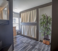 Кровать в общем номере в Burlington Hostel