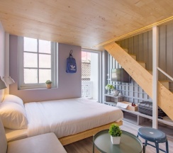 Семейный люкс с балконом в Nornyaowarat Hostel