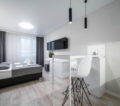 Двухместная студия Deluxe с балконом двуспальная кровать в Апартаменты Новая в Престижном ЖК Минск-Мир