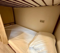 Кровать в мужском шестиместном номере в Берег