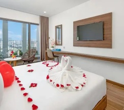 Двухместный люкс c 1 комнатой с балконом (двуспальная кровать) в Gold Plaza Hotel Da Nang