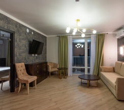 Двухместный полулюкс (Главный корпус) с 2 комнатами с балконом (двуспальная кровать) в Литфонд