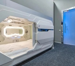 Двухместная капсула двуспальная кровать в Caps Lock hotel