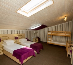 Семейный мансардный номер с двухярусной кроватью в Galla