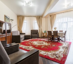 Двухместные апартаменты с 3 комнатами с балконом и с видом на море двуспальная кровать в Дом Москвы