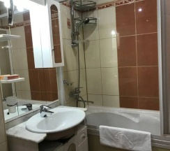 Шестиместные апартаменты с 2 комнатами с балконом и с красивым видом из окна в Апартаменты 2-комнатные | Sun beach | GoodNight