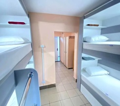 Кровать в общем номере с балконом и с красивым видом из окна в Арктика