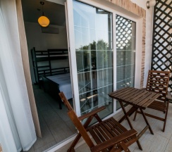 204 - Четырехместный номер с балконом и боковым видом на море в Азов Инн