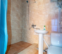 Трехместный номер стандарт с двухспальной и односпальной кроватями в Восход