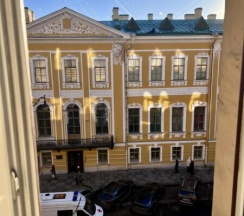 Улучшенный номер с кроватью размера "king-size" и диваном в Дом Чайковского