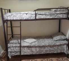 Стандартный семейный номер с 1 двуспальной и 2 односпальными кроватями в Ghouse