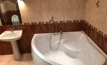 Семейный номер с двуспальной кроватью и двуспальным диваном в Легенда