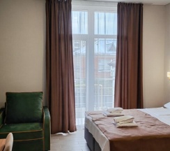 Трехместный номер с балконом с видом на улицу в Amina