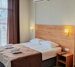 Трехместный номер с балконом с видом на улицу в Amina