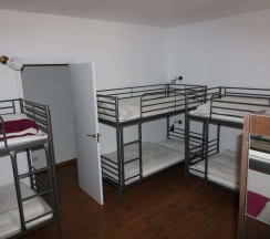Кровать в общем номере с видом на город в I Love Madrid Hostel