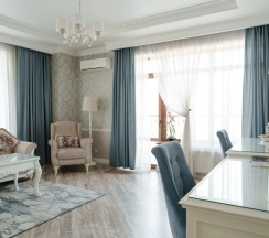 Двухместный люкс Provence №30 с 2 комнатами с балконом и с видом на парк двуспальная кровать в Лель