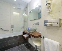 Двухместный номер Classic с балконом и с видом на сад двуспальная кровать в Hotel Lapad