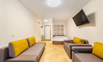 Апартаменты c 1 комнатой с балконом и с красивым видом из окна в Апартаменты Однокомнатная Квартира Эконом в Центре