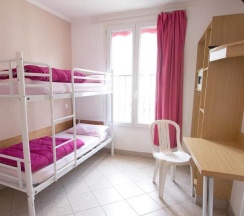 Кровать в общем номере в Bastille Hostel