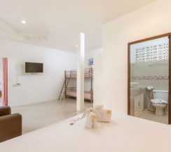 Семейный люкс с балконом в Club Bamboo Boutique Patong Beach Resort